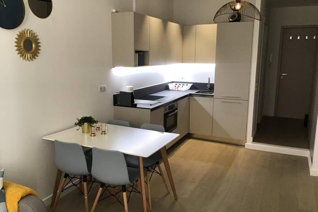Appartement 2 Chambres Refait A Neuf, Climatise, A 2 Min De La Mer Nizza Exterior foto