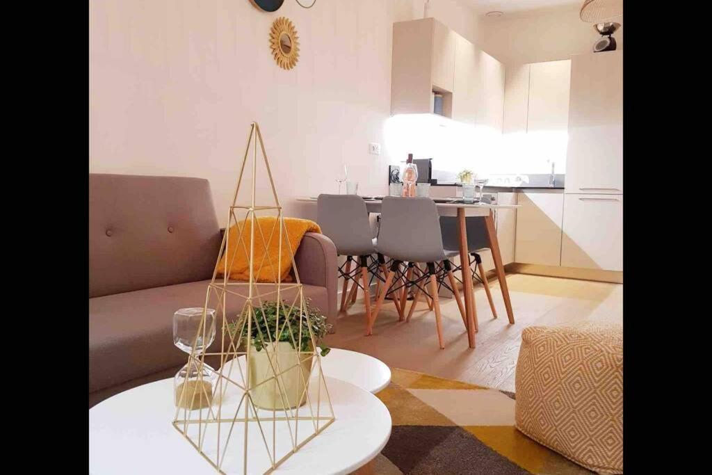Appartement 2 Chambres Refait A Neuf, Climatise, A 2 Min De La Mer Nizza Exterior foto
